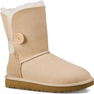 Women’s UGG Bailey Button II Boots Size 8 Tan
